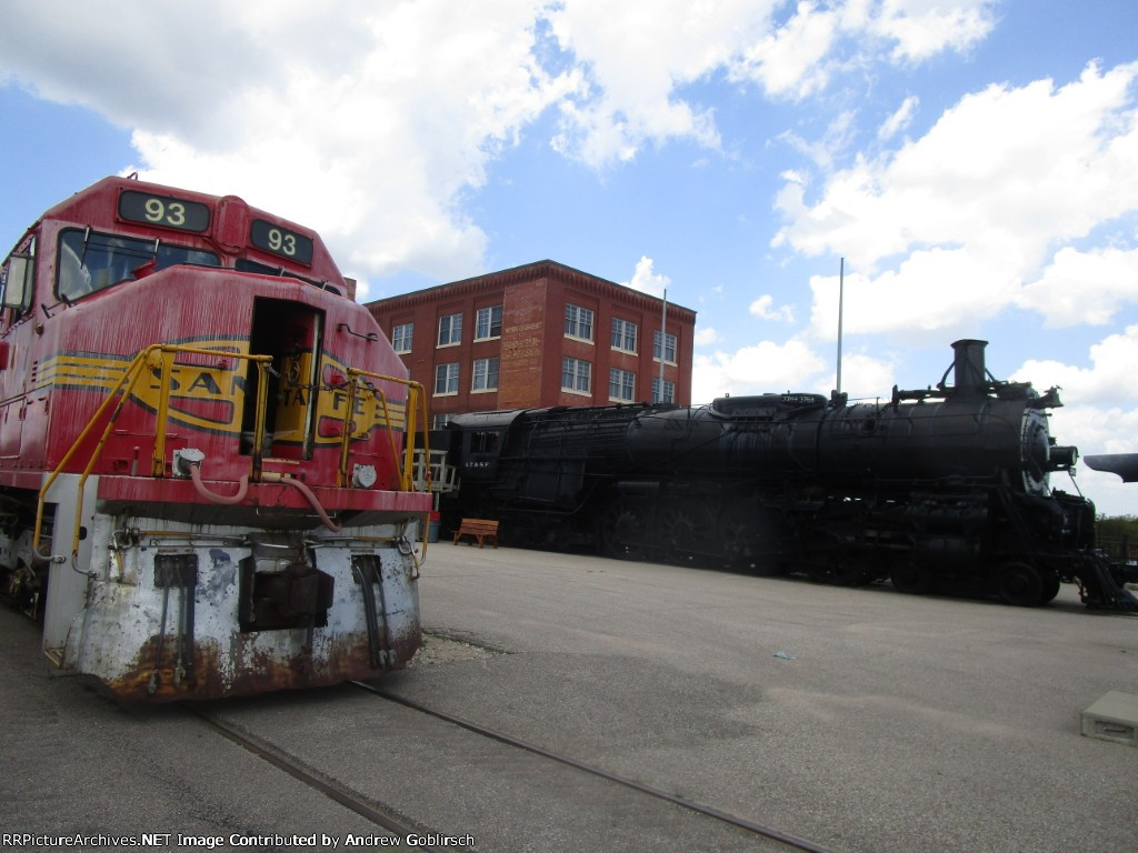 ATSF 93 + 3768 Right Side